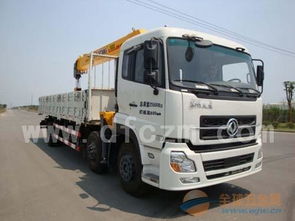 新疆喀什東風天龍6×2隨車吊平板車 戈壁運輸的多面手